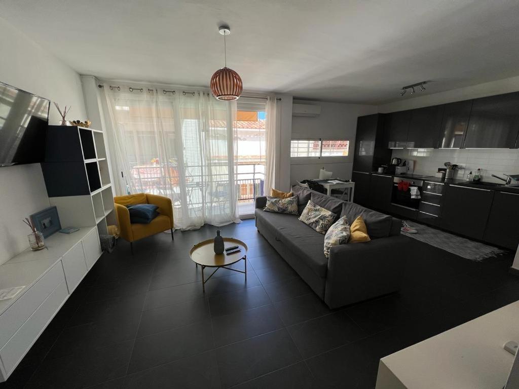 Apartment Sunny Flat In 30 Seconds To Beach, Balcony & Sea Views! *