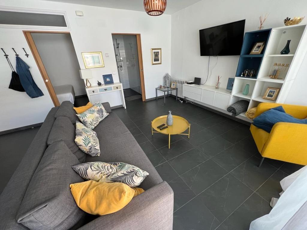 Apartment Sunny Flat In 30 Seconds To Beach, Balcony & Sea Views! Sitges