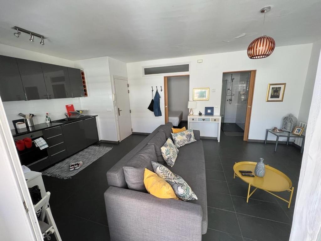 Sunny Flat In 30 Seconds To Beach, Balcony & Sea Views!