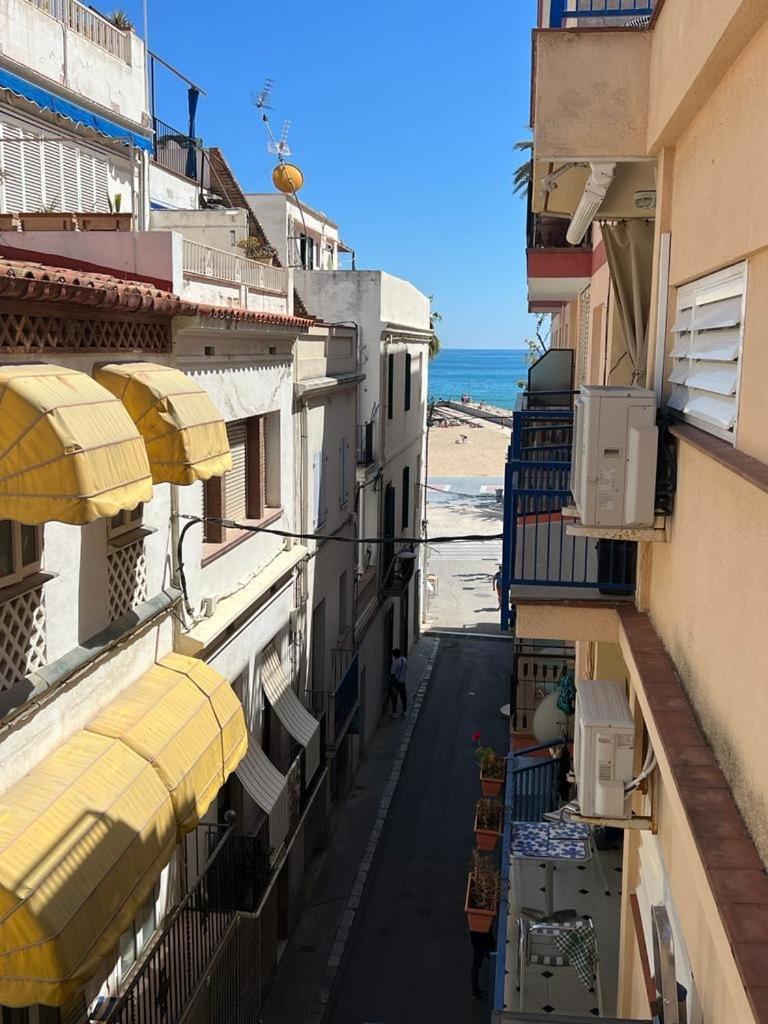 Apartment Sunny Flat In 30 Seconds To Beach, Balcony & Sea Views! *